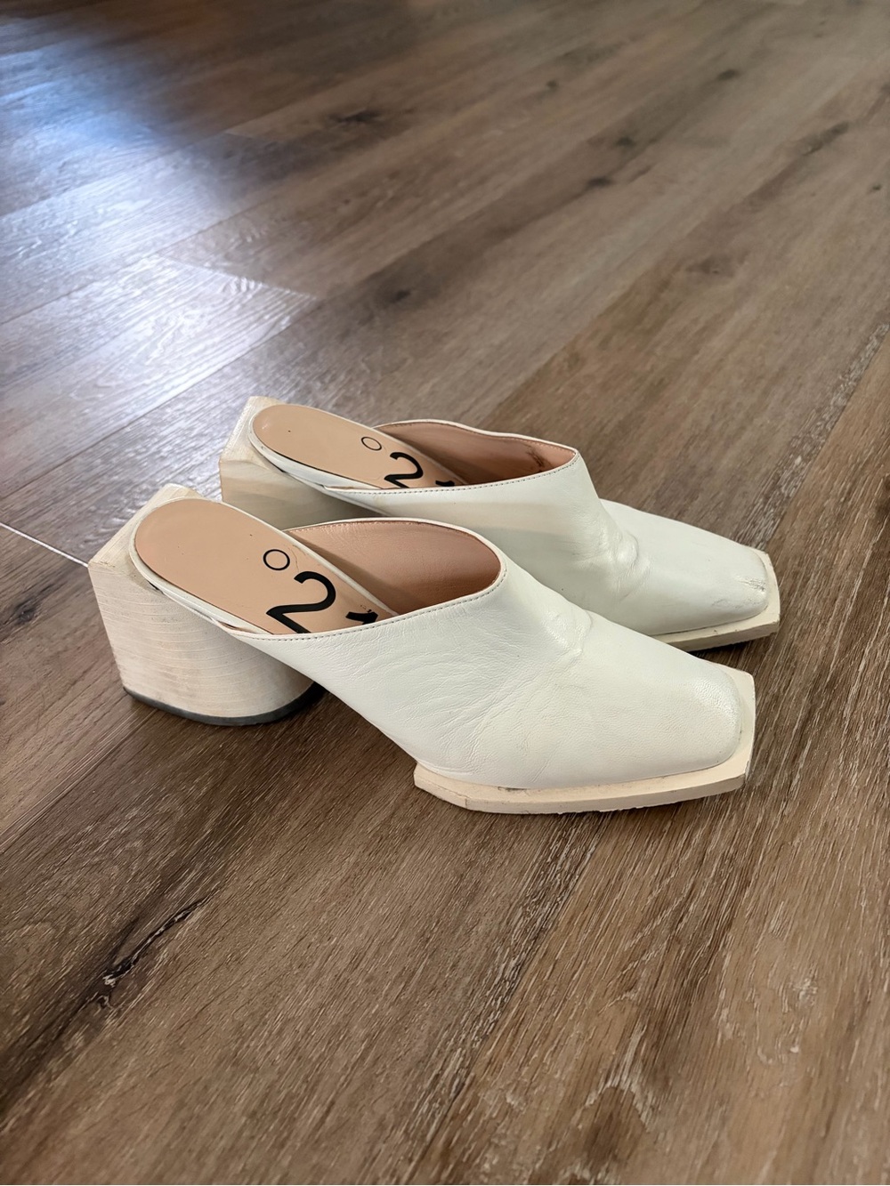 No. 21 White Square-Toe Leather Block Heel Mules
